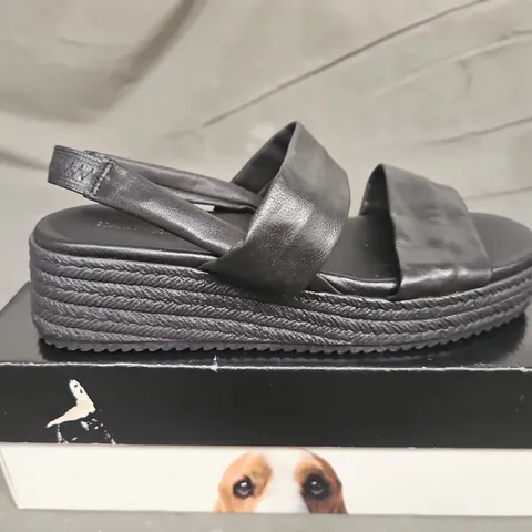 BOXED PAIR OF HUSH PUPPIES WOMENS RACHE;L SANDALS - UK SIZE 7