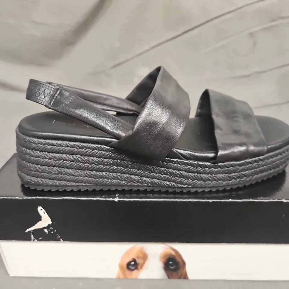BOXED PAIR OF HUSH PUPPIES WOMENS RACHE;L SANDALS - UK SIZE 7