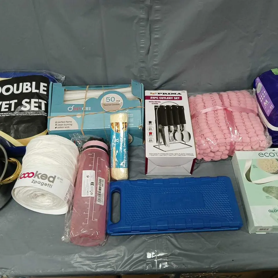 BOX OF APPROXIMATELY 15 ASSORTED ITEMS TO INCLUDE - DOUBLE DUVET SET, ECOTOOL GLOW KIT, AND CUTLERY SET ETC. 
