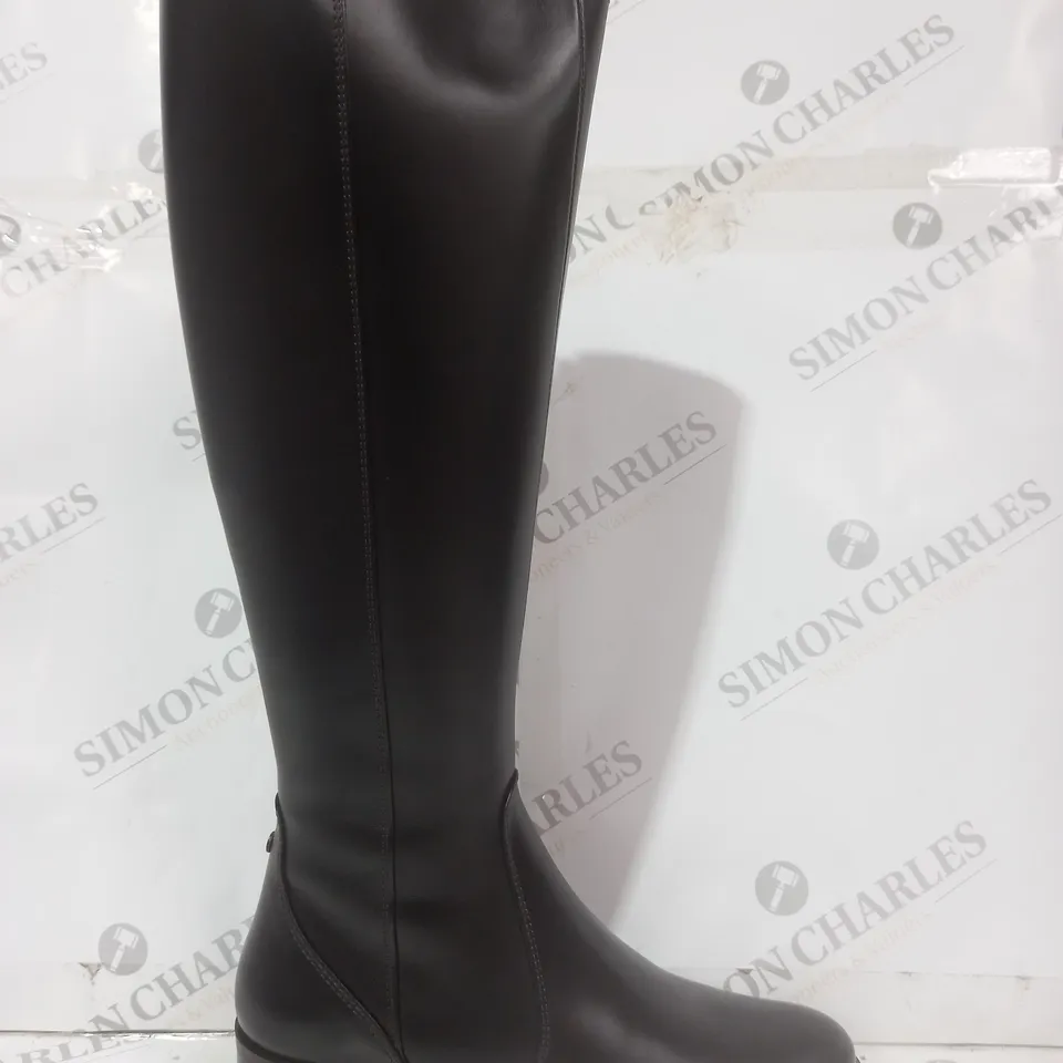 BOXED PAIR OF DUO HALTHAM TALL KNEE-HIGH BOOTS IN BROWN EU SIZE 39