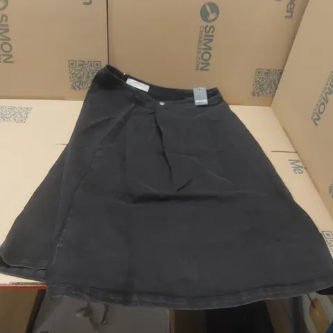 BOX CONTAINING APPROXIMATELY 17x BRAND NEW JD WILLIAMS BLACK PLEAT SKIRTS - SIZE 16