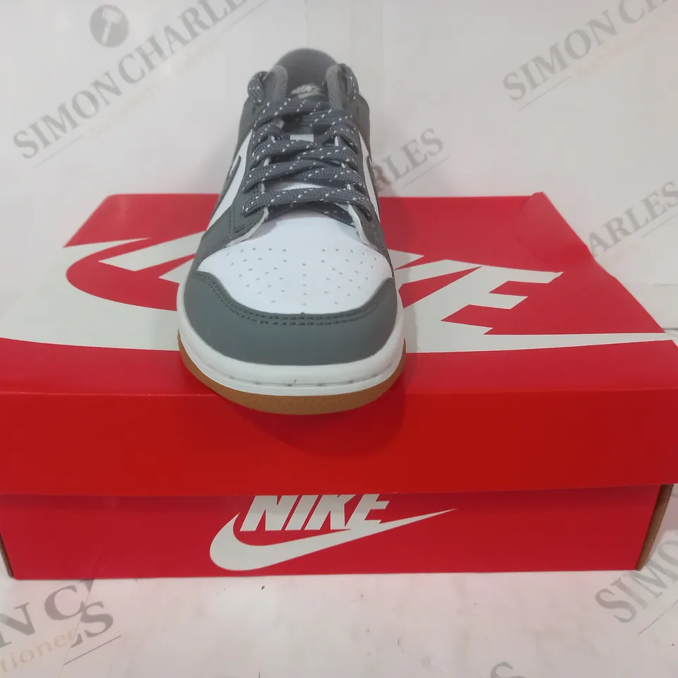 BOXED PAIR OF NIKE DUNK LOW GS SHOES IN GREY/WHITE UK SIZE 3