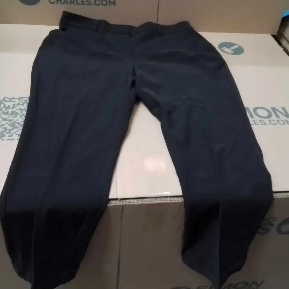 BOXED BRAND NEW APPROXIMATELY 15 CAPSULE BLACK TAPERED TROUSERS SIZE 18L