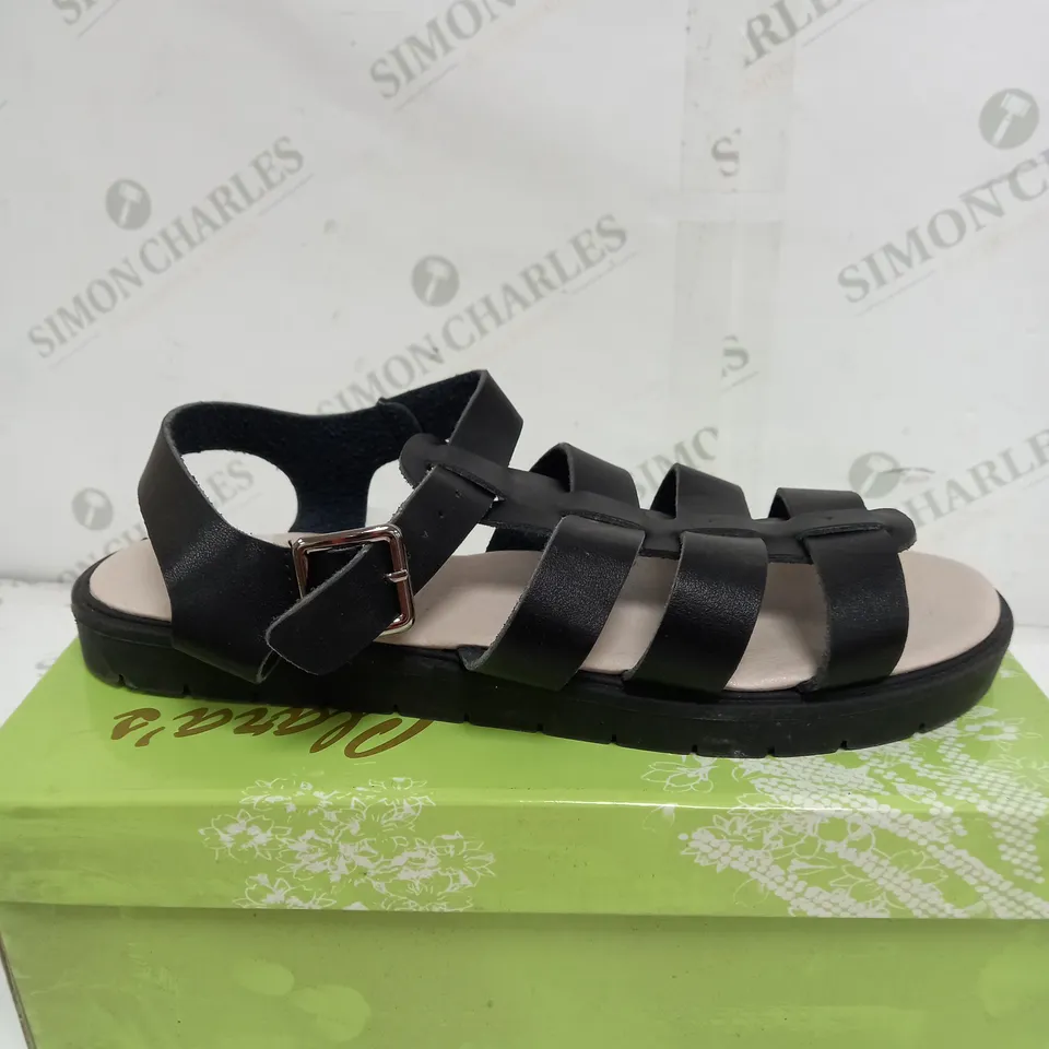 BOX OF APPROXIMATELY 10 ASSORTED PAIRS OF SHOES TO INCLUDE BLACK SANDALS, YELLOW BOOTS, BEIGE BOOTS ETC