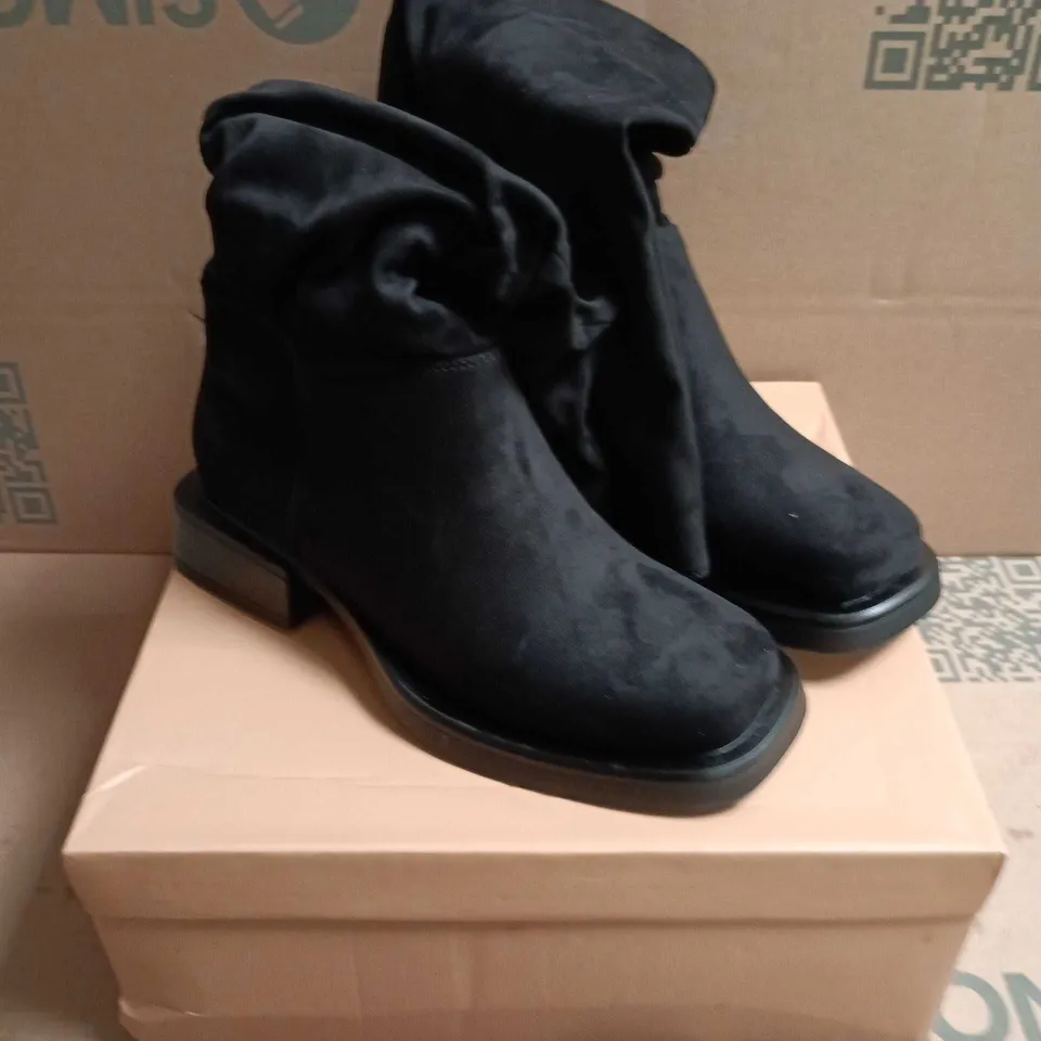 BOXED PAIR OF SIMMI LONDON BLACK SUEDE ANKLE BOOTS – UK 5