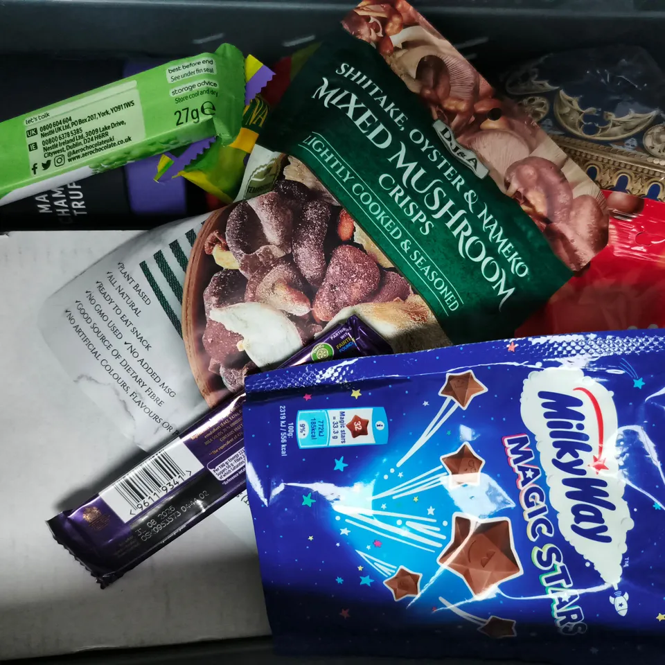 APPROXIMATELY 10 ASSORTED FOOD AND DRINK ITEMS TO INCLUDE MUSHROOM CRISPS, ANGEL DELIGHT, KIT KAT CHUNKY, ETC