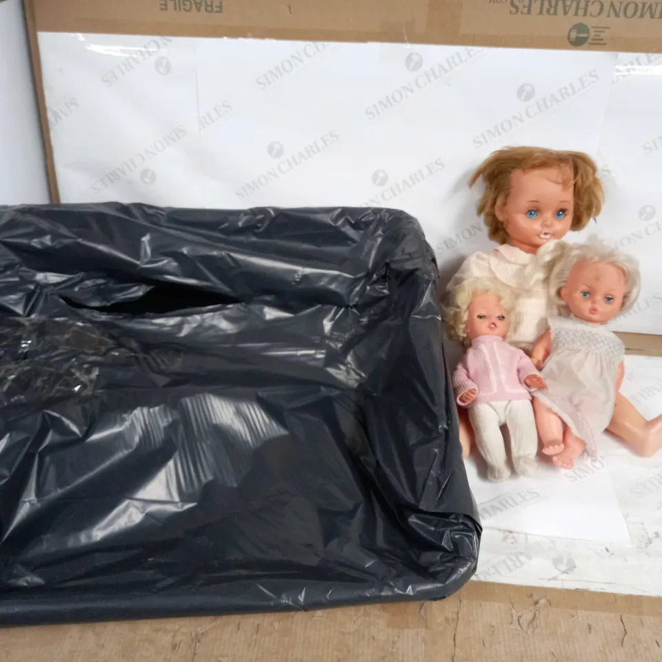 BOX OF APPROX 5 ITEMS TO INCLUDE DOLLS AND A LARGE TIDY TRAY