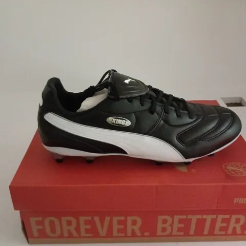 PUMA KING BLACK/WHITE FOOTBALL BOOT UK 9.5 BOXED