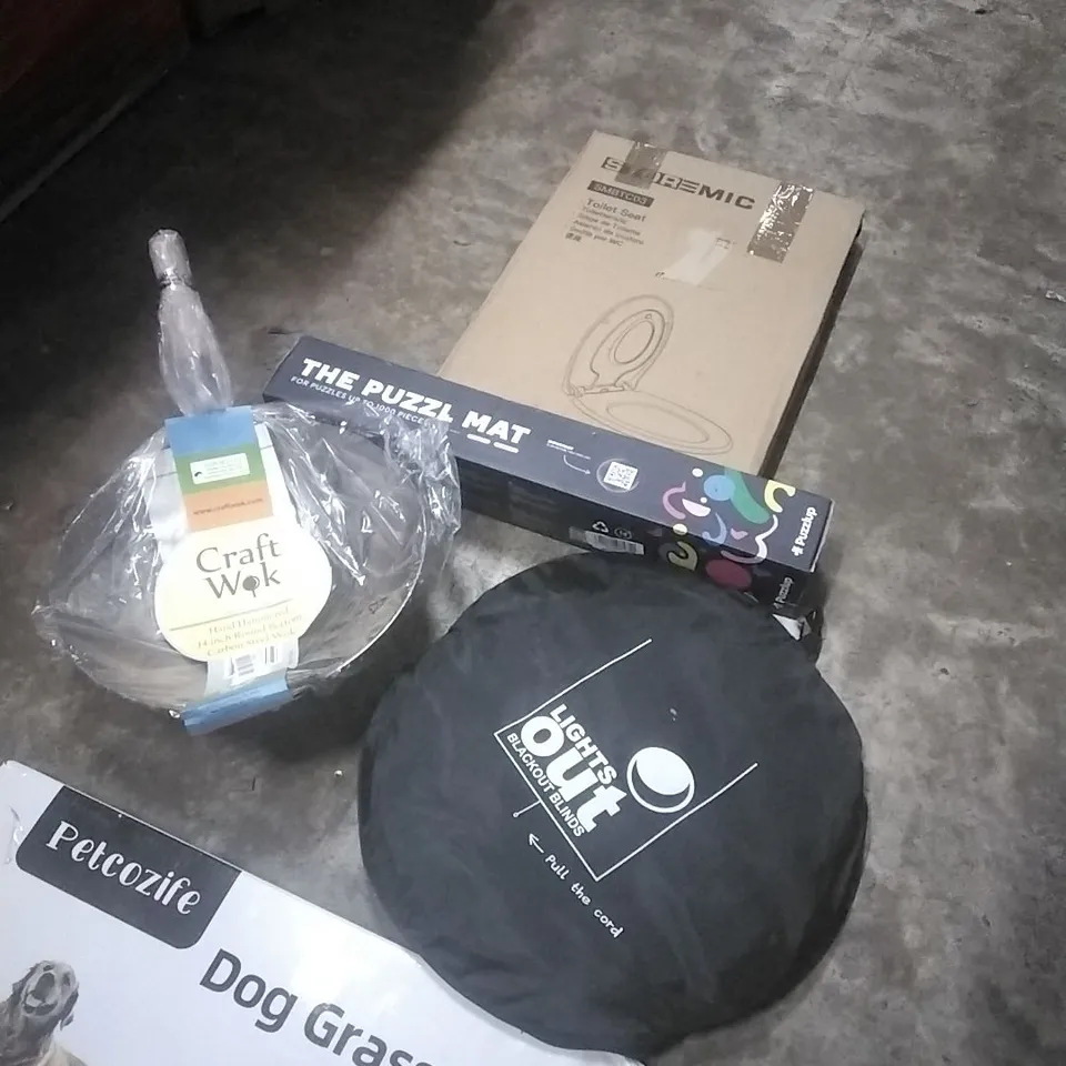 PALLET OF HOUSEHOLD ITEMS TO INCLUDE DOG GRASS WITH TRAY, WOK, LIGHTS-OUT BLACKOUT BLINDS, PUZZLE MAT, TOILET SEAT AND OTHER ASSORTED ITEMS..L