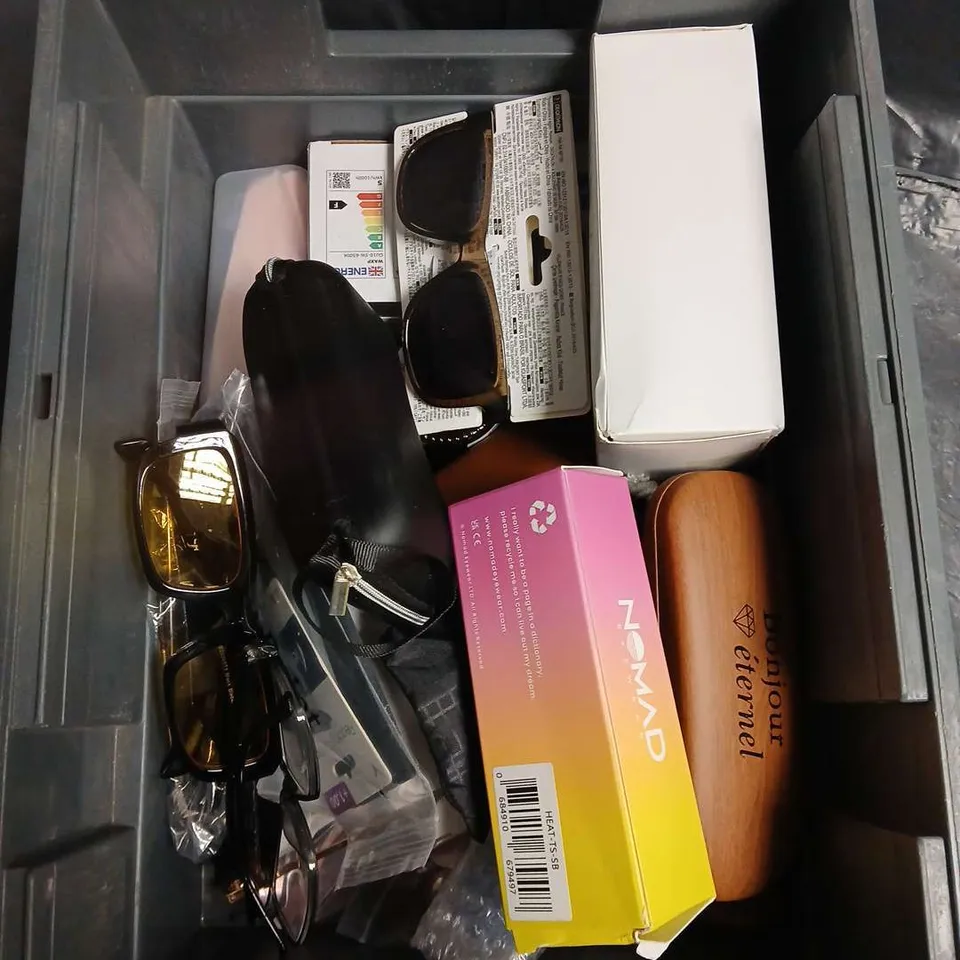 APPROXIMATELY 15 ASSORTED GLASSES/SUNGLASSES IN VARIOUS DESIGNS 
