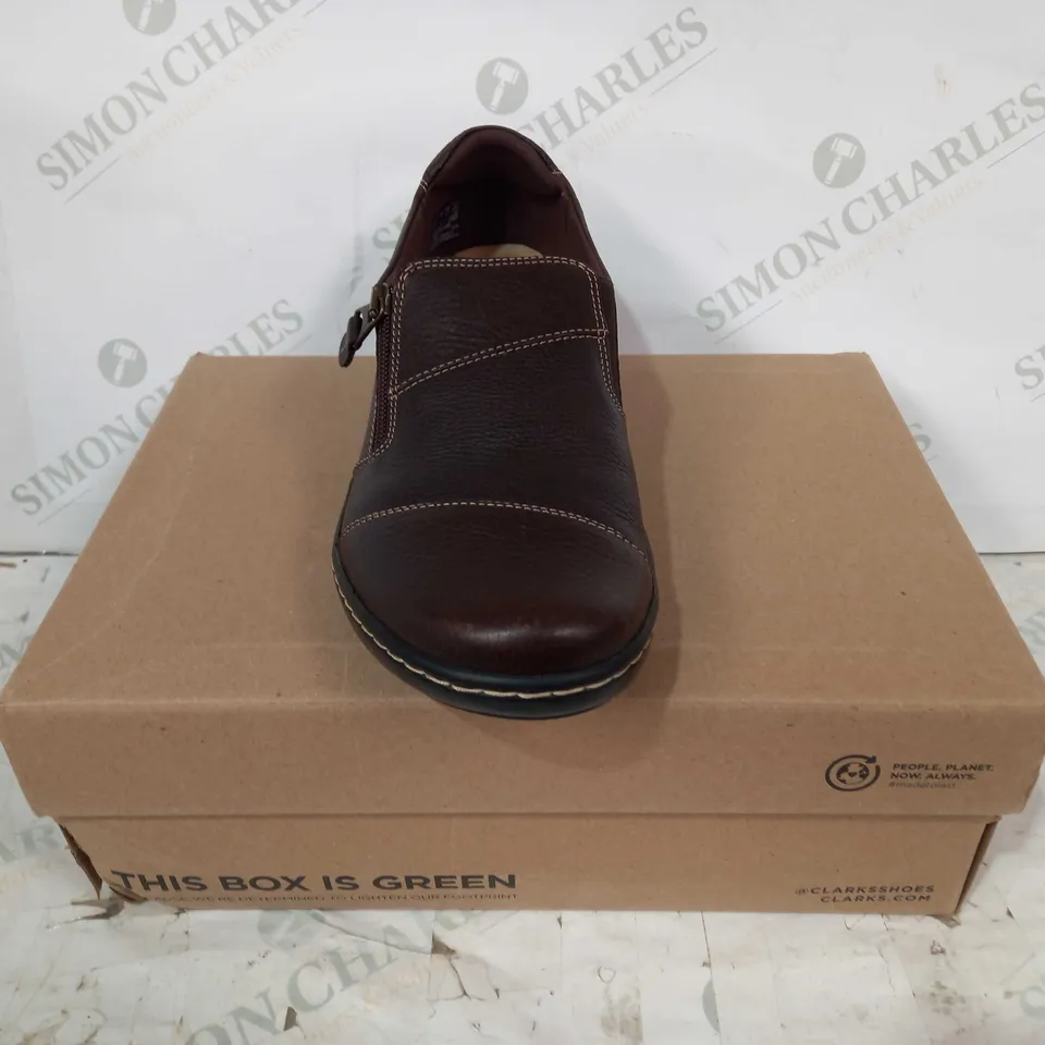 BOXED PAIR OF CLARKS CORA HARBOR LEATHER SHOES IN DARK BROWN UK SIZE 8.5