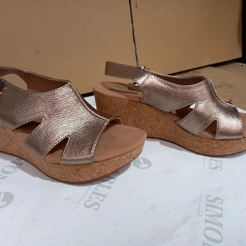 BOXED CLARKS ANNADEL BARI WEDGE SANDAL WIDE FIT GOLD STYLE SIZE 6