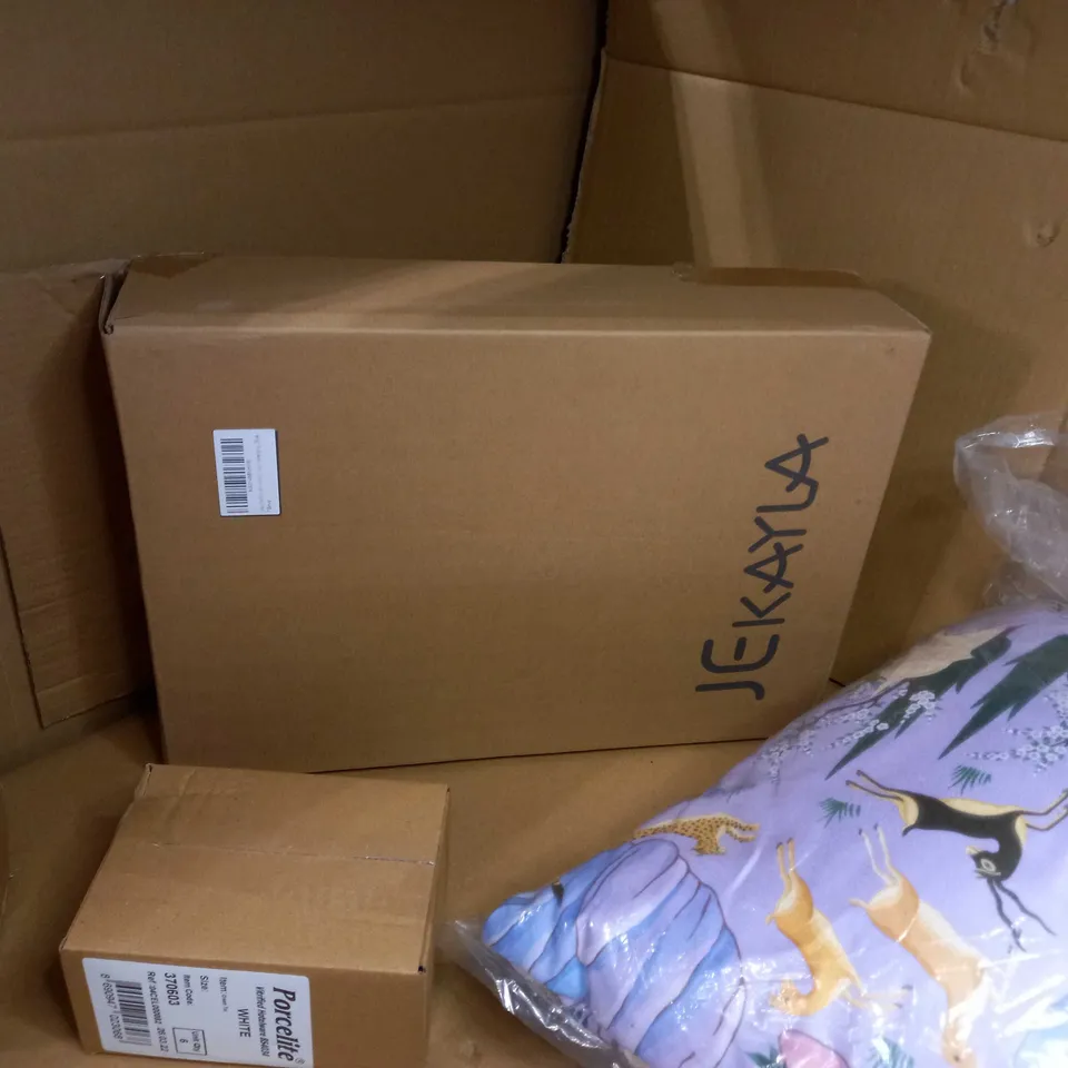 LARGE BOX OF APPROXIMATELY 20 ASSORTED HOUSEHOLD ITEMS TO INCLUDE: JOURNAL, ASSORTED BOXED ITEMS, CUSHION