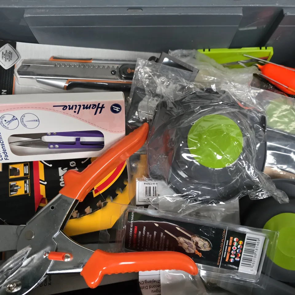 APPROXIMATELY 20 ASSORTED SHARP HOUSEHOLD ITEMS TO INCLUDE MAGNUSSON SNAP OFF KNIFE, DEWALT ELITE SERIES BLADE, META LEAD CUP LOCK HOOKS, ETC - COLLECTION ONLY