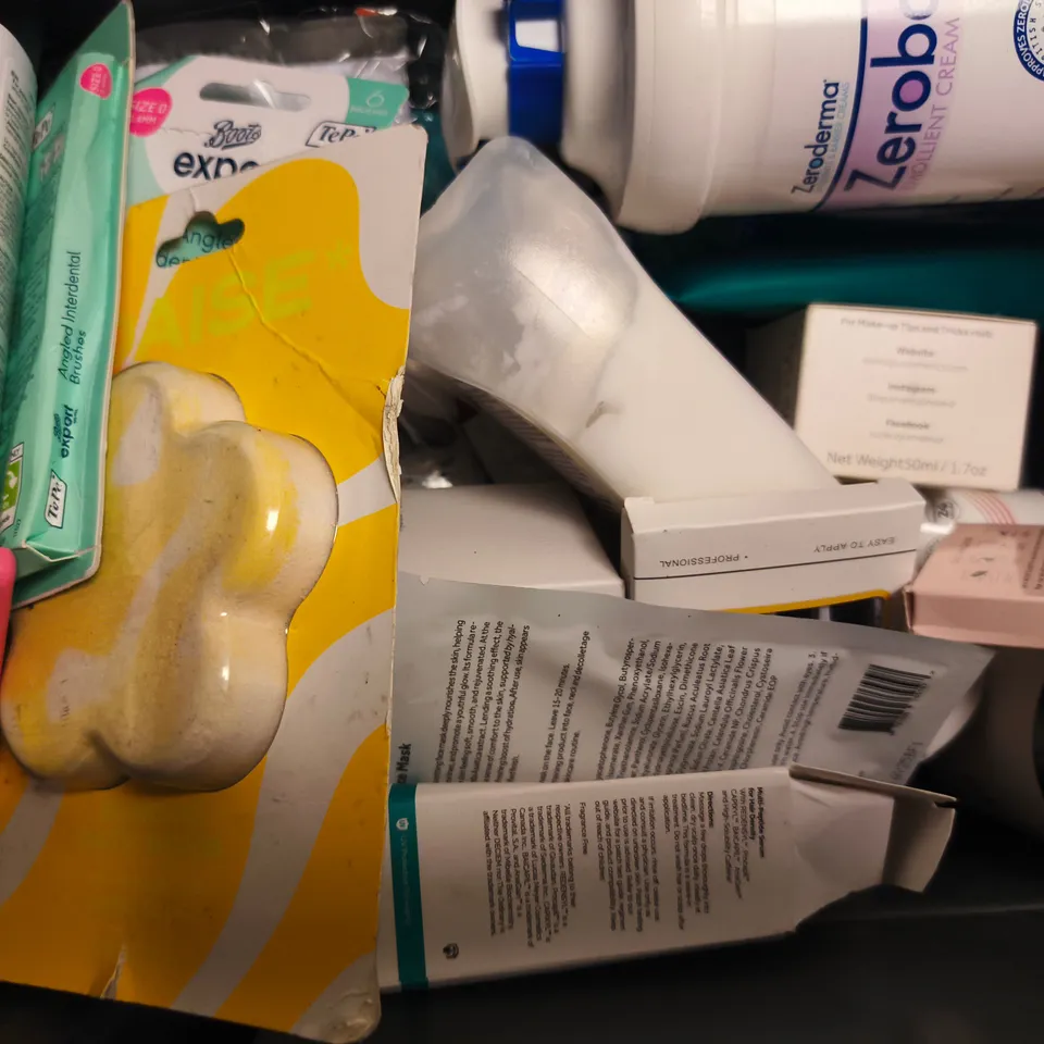 APPROXIMATELY 12 ASSORTED COSMETIC ITEMS INCLUDING VARIOUS MAKES AND BRANDS - COLLECTION ONLY