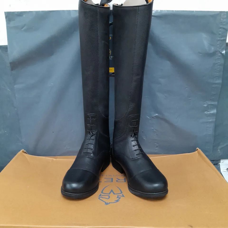 BOXED PAIR OF MORETTA ALBINA BOOTS IN BLACK - 6