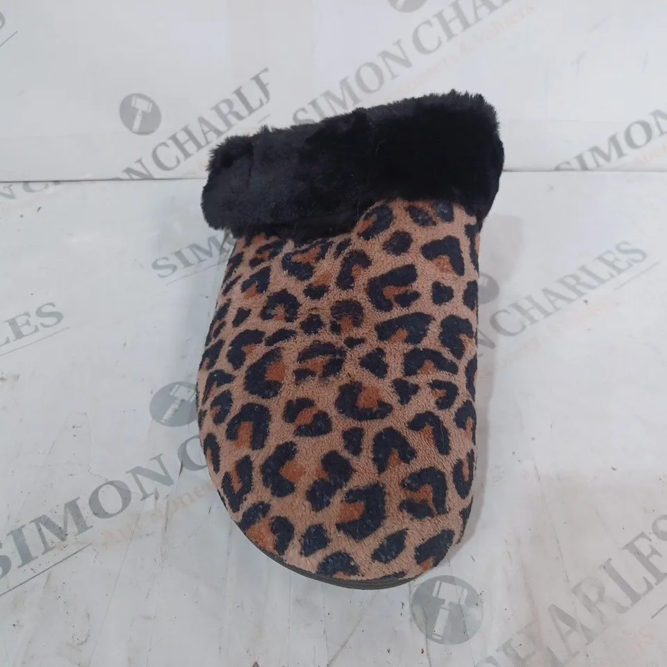 BOXED PAIR OF VIONIC MARIEL SLIPPERS IN LEOPARD PRINT SIZE 6