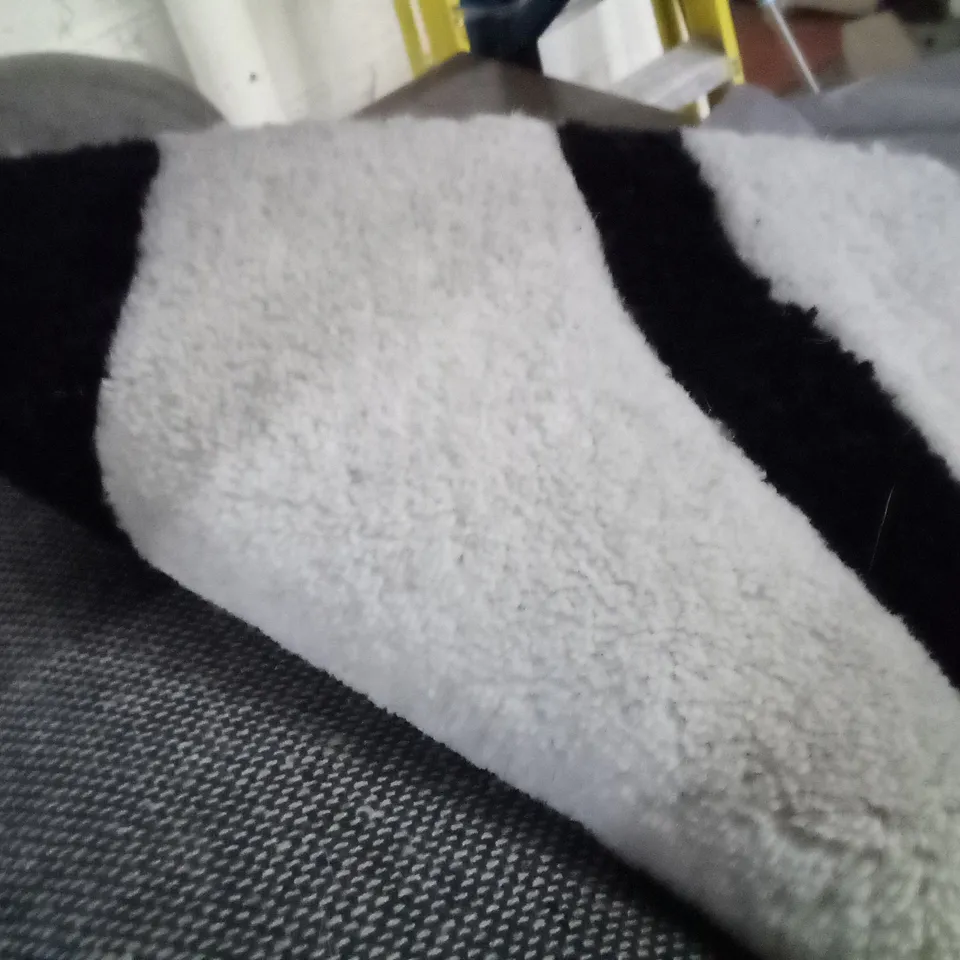 LOUISE HAND TUFFED WOOL BLACK/WHITE RUG SIZE UNSPECIFIED