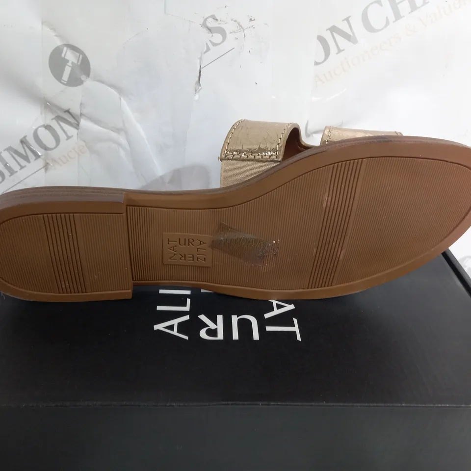 BOXED PAIR OF NATURALIZER SANDALS IN GOLD SIZE 7