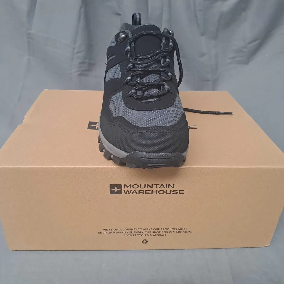BOXED PAIR OF MOUNTAIN WAREHOUSE MCLEOD WIDE FIT OUTDOOR WALKING SHOES IN BLACK UK SIZE 9