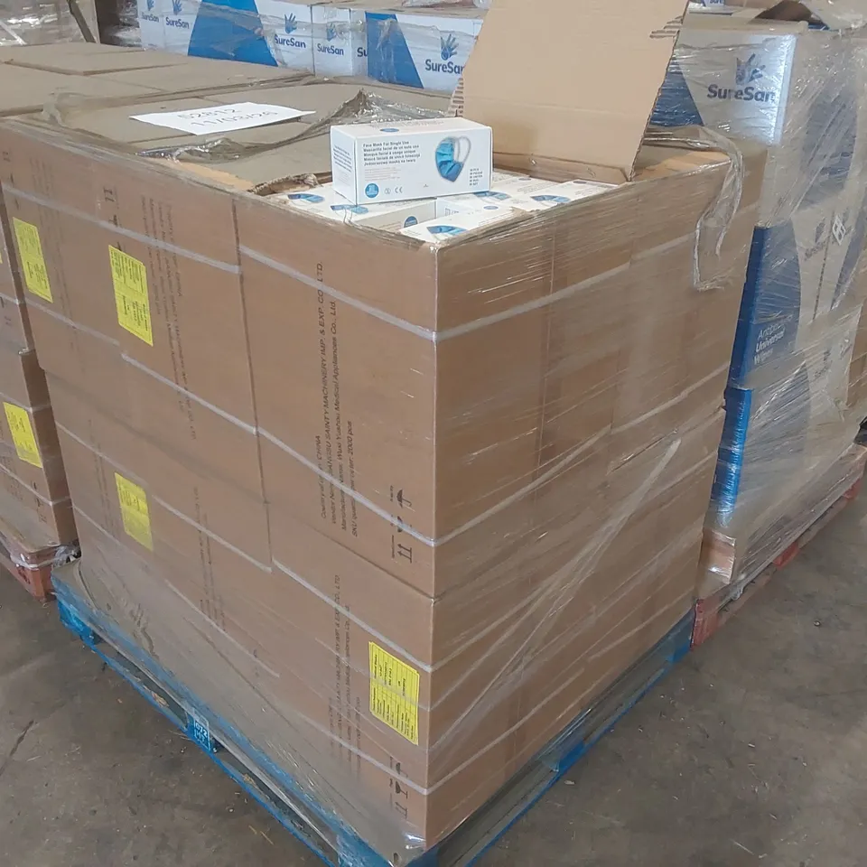 PALLET CONTAINING A VERY LARGE QUANTITY OF MEDICAL FACE MASKS