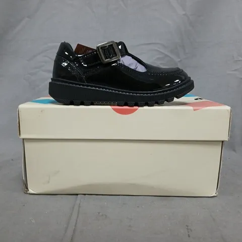 BOXED PAIR OF HUSH PUPPIES KIDS SHOES IN GLOSSY BLACK SIZE 9