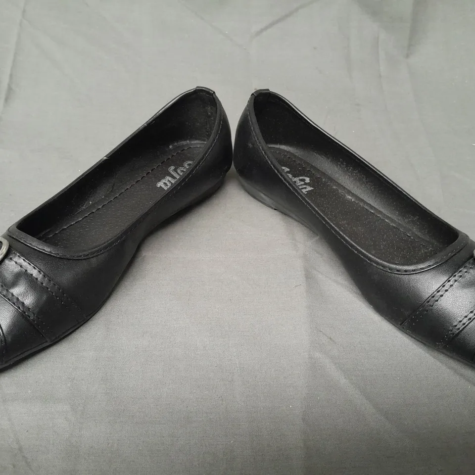 BOXED PAIR OF SOFIA PEEP TOE SLIP-ON SHOES IN BLACK EU SIZE 39