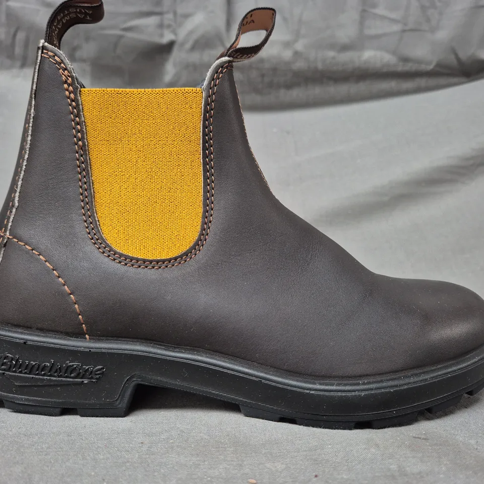 BOXED PAIR OF BLUNDSTONE COLOURED ELASTIC SIDED ANKLE BOOTS IN BROWN/MUSTARD UK SIZE 7