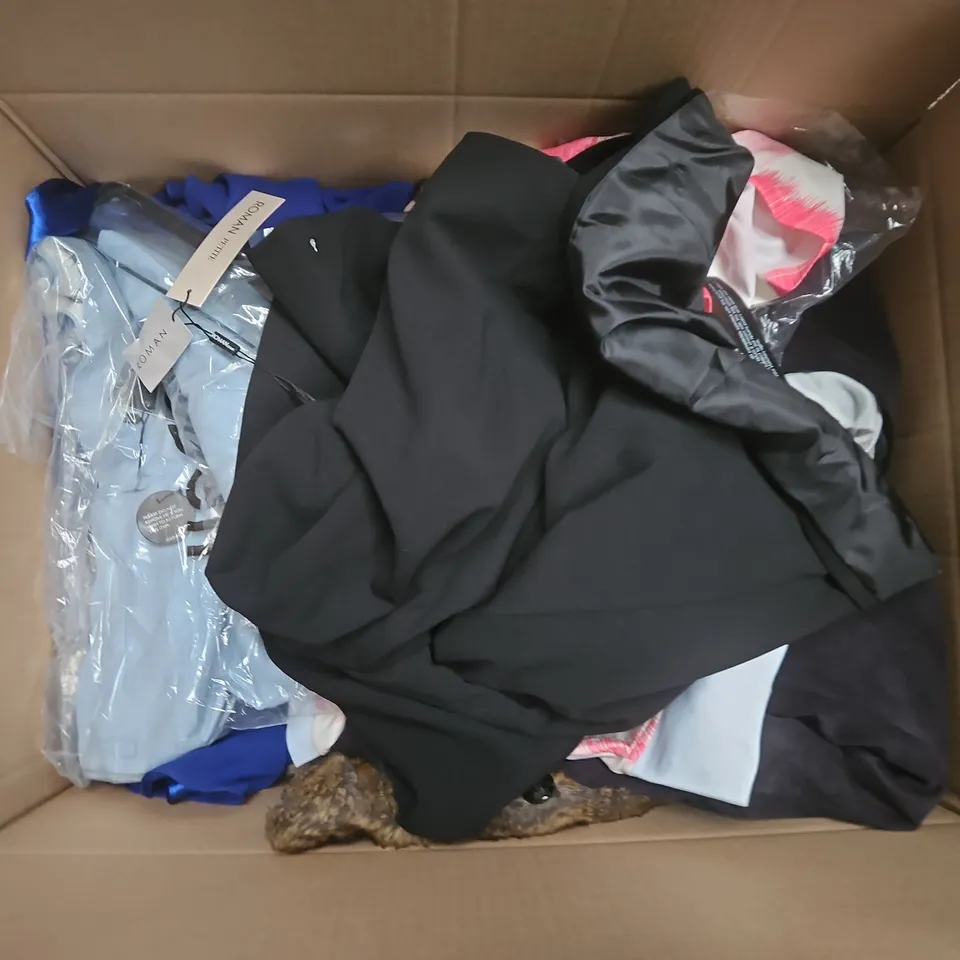 APPROXIMATELY 20 ASSORTED CLOTHING ITEMS IN VARIOUS SIZES, STYLES & COLOURS TO INCLUDE BRANDS SUCH AS DEBENHAMS, ROMAN, YOURS, ETC - COLLECTION ONLY