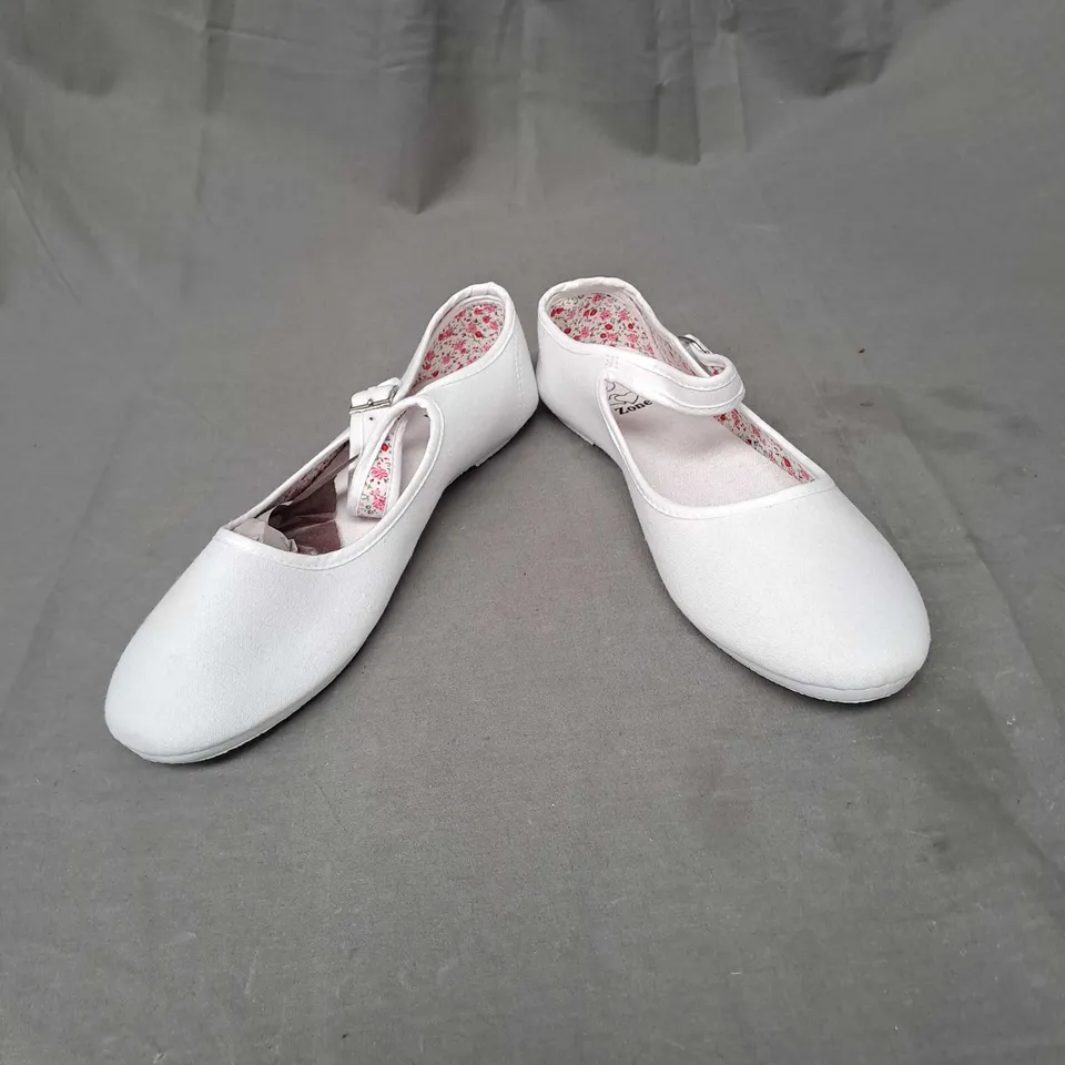 BOX OF APPROXIMATELY 12 PAIRS OF CANVAS BUCKLE SHOES IN WHITE SIZE 7