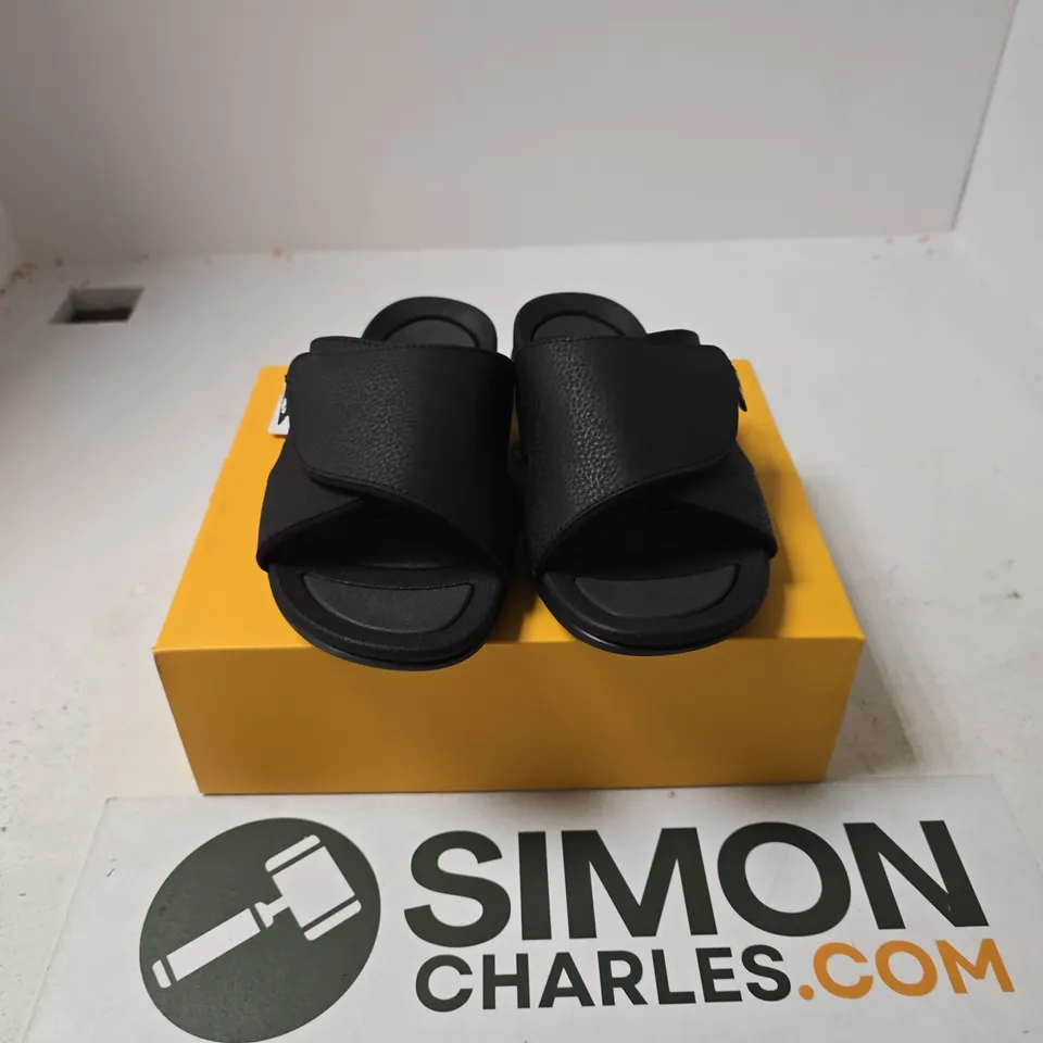 BOXED PAIR OF STRIVE DUNE SANDALS IN BLACK - UK 6