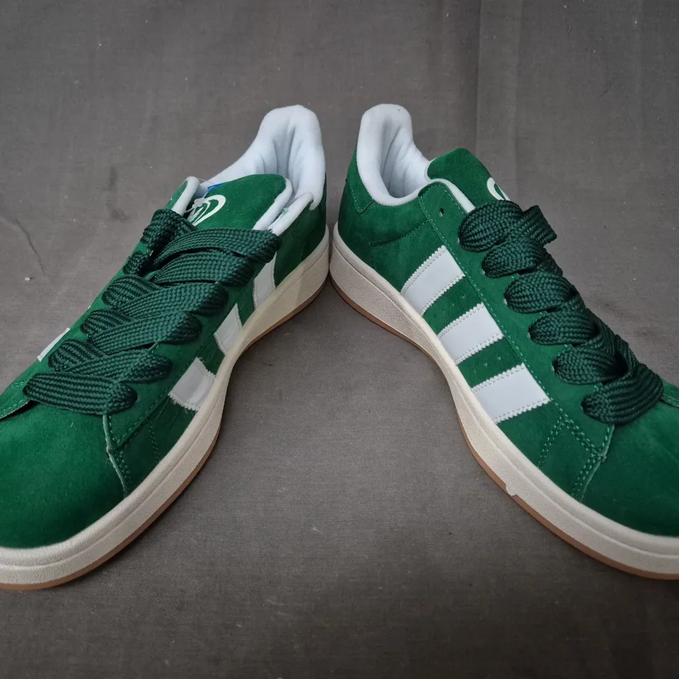 BOXED PAIR OF ADIDAS CAMPUS SHOES IN GREEN/WHITE UK SIZE 7.5