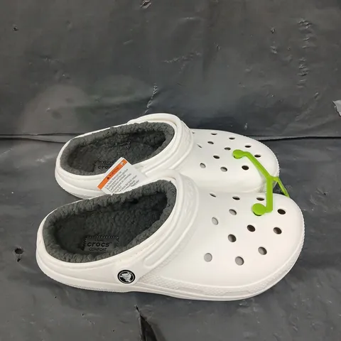 PAIR OF CROCS CLASSIC LINED CLOGS - 6-7