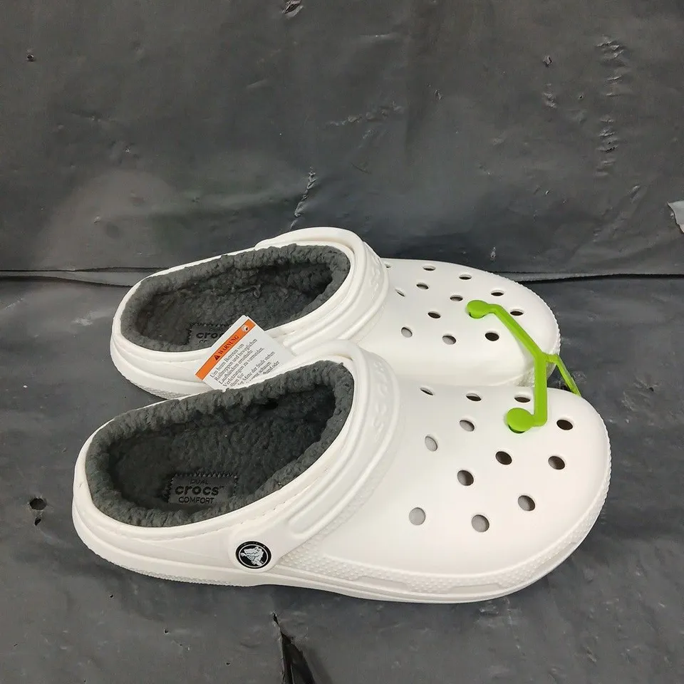 PAIR OF CROCS CLASSIC LINED CLOGS - 6-7