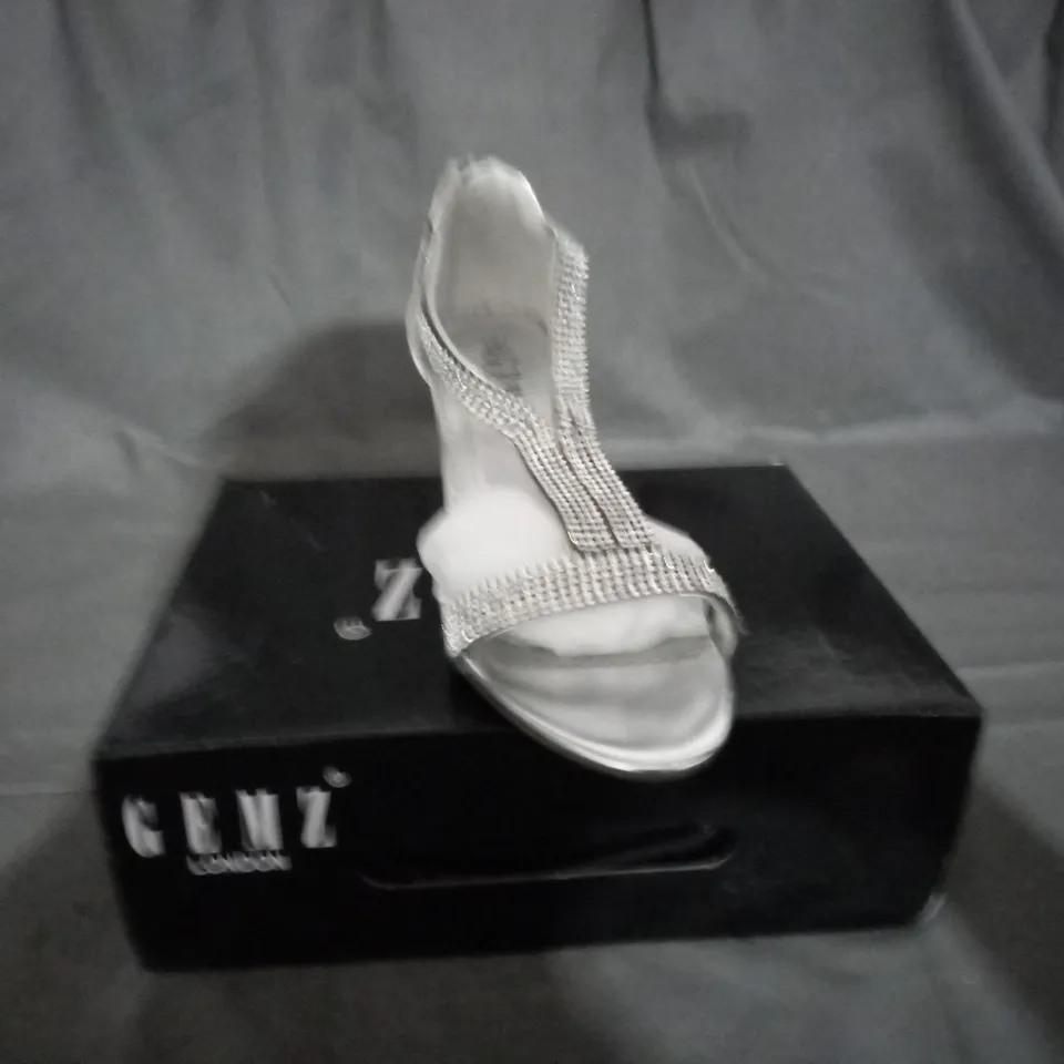 APPROXIMATELY 12 BOXED PAIRS OF GEMZ SILVER HEELED SANDALS IN VARIOUS SIZES TO INCLUDE SIZE 7 