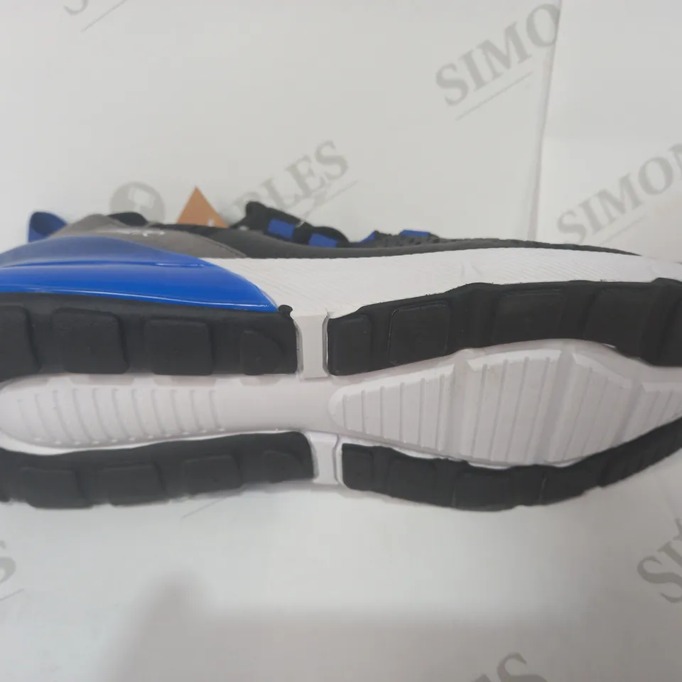 PAIR OF DESIGNER SHOES IN THE STYLE OF NIKE IN BLACK/BLUE/WHITE UK SIZE 5.5