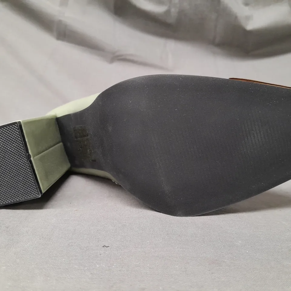 BOXED PAIR OF PUBLIC DESIRE HIGH BLOCK HEEL SHOES IN GREEN SIZE 5
