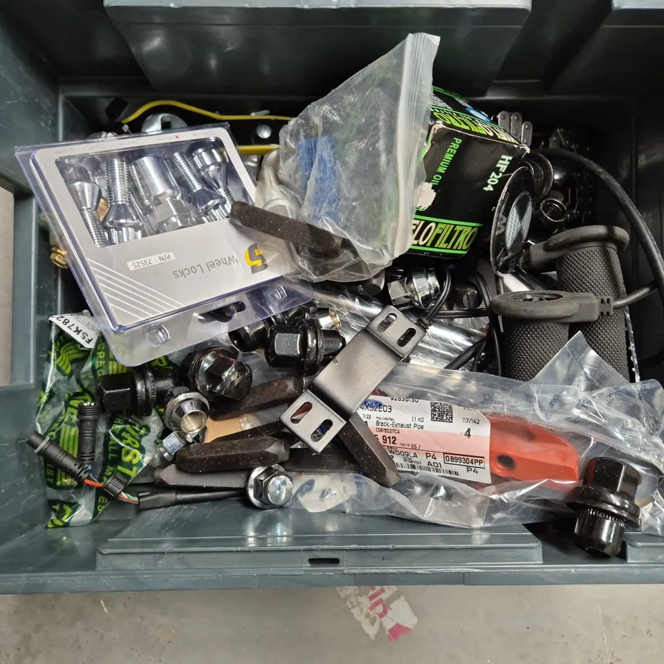 TOTE OF APPROXIMATELY. 15 ASSORTED CAR ITEMS TO INCLUDE PHONE HOLDERS , OIL CANS , TRANSMITTERS AND TOOLS