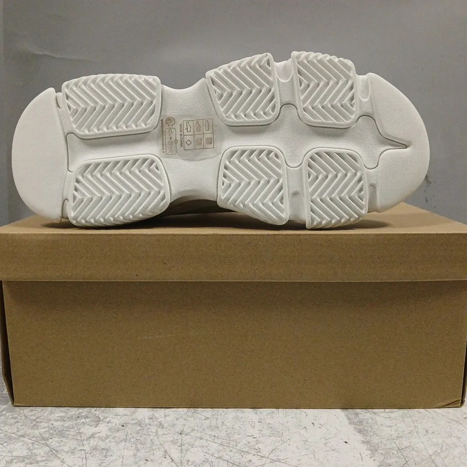 BOXED PAIR OF STEVE MADDEN FABRIC SHOES IN WHITE SIZE UK 8