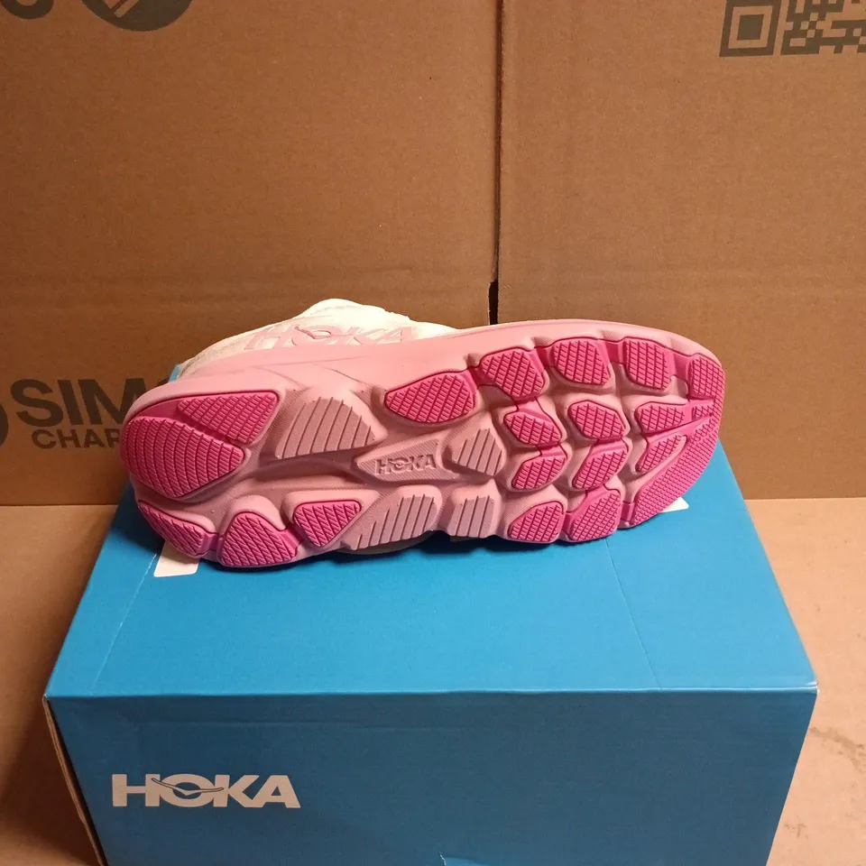 BOXED PAIR OF HOKA CLIFTON 10 RUNNING TRAINERS - 3