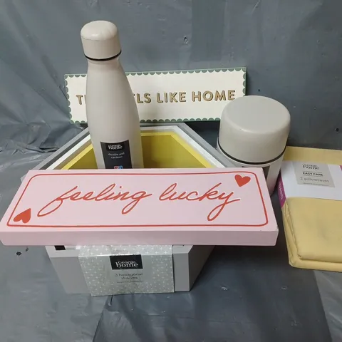 APPROXIMATELY 15 ASSORTED HOUSEHOLD ITEMS TO INCLUDE PILLOWCASES, HEXAGONAL SHELVES, FOOD FLASK, ETC - COLLECTION ONLY