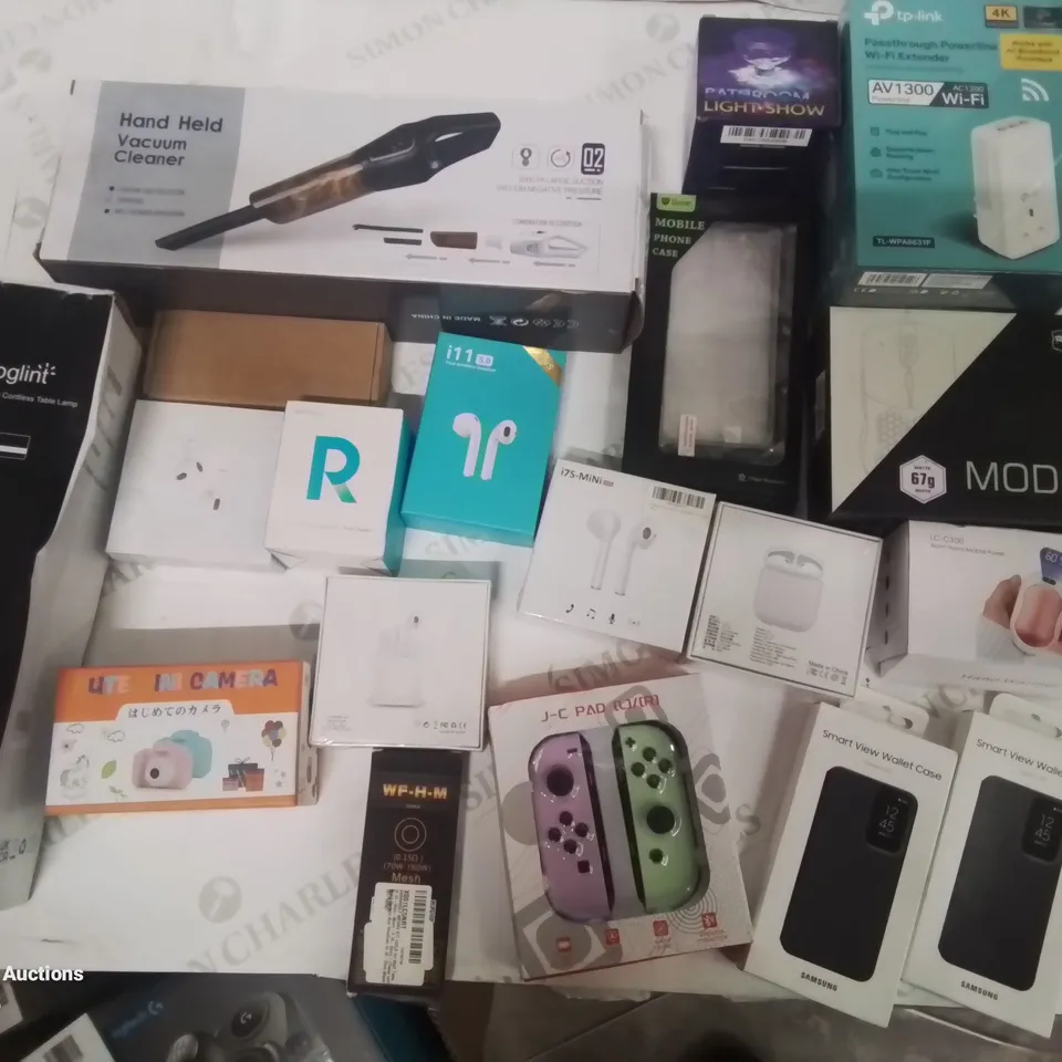 BOX CONTAINING LARGE AMOUNT OF MIXED ELECTRICAL ITEMS, PHONE ACCESSORIES ETC