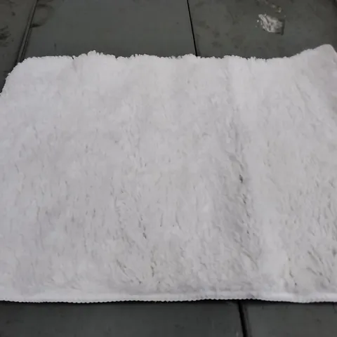 BRAND NEW GILE BATH MAT IN WHITE - 40CM X 55CM