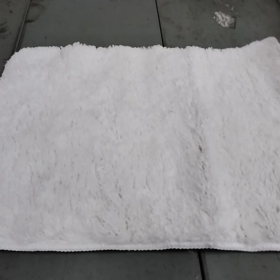 BRAND NEW GILE BATH MAT IN WHITE - 40CM X 55CM 