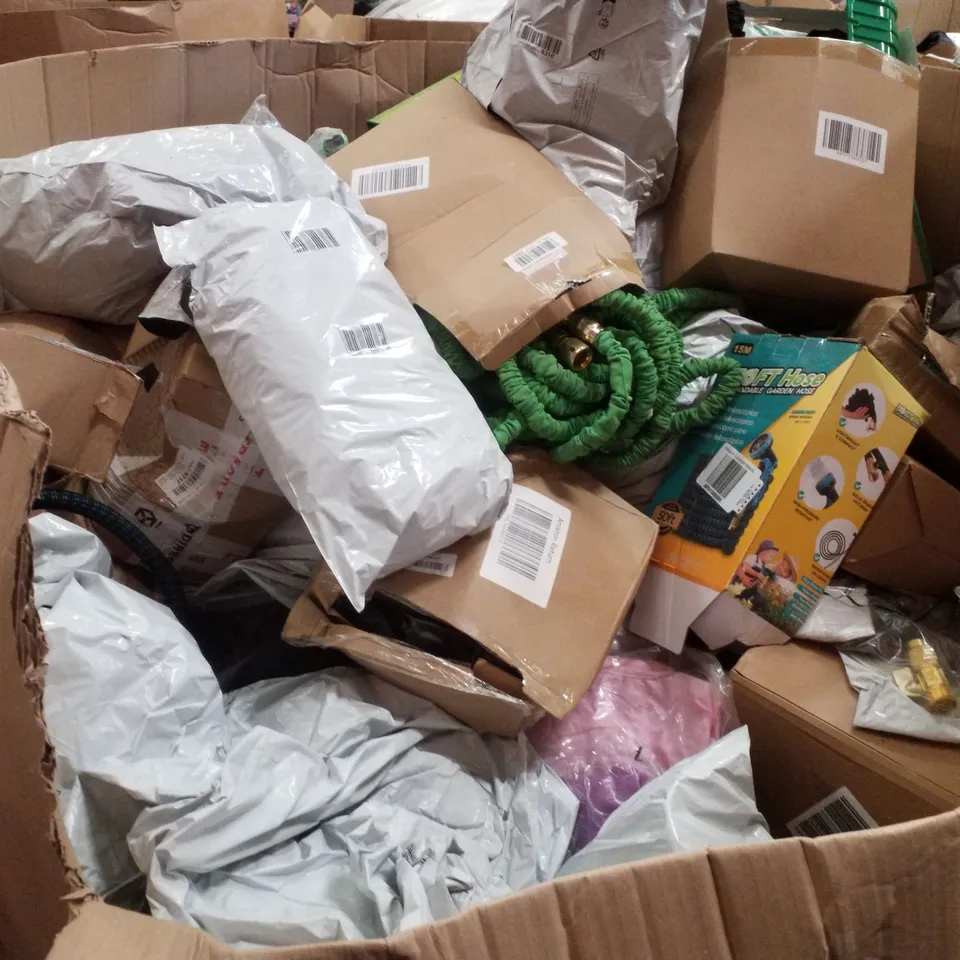 PALLET CONTAINING ASSORTED GARDEN HOSES & INFLATABLES