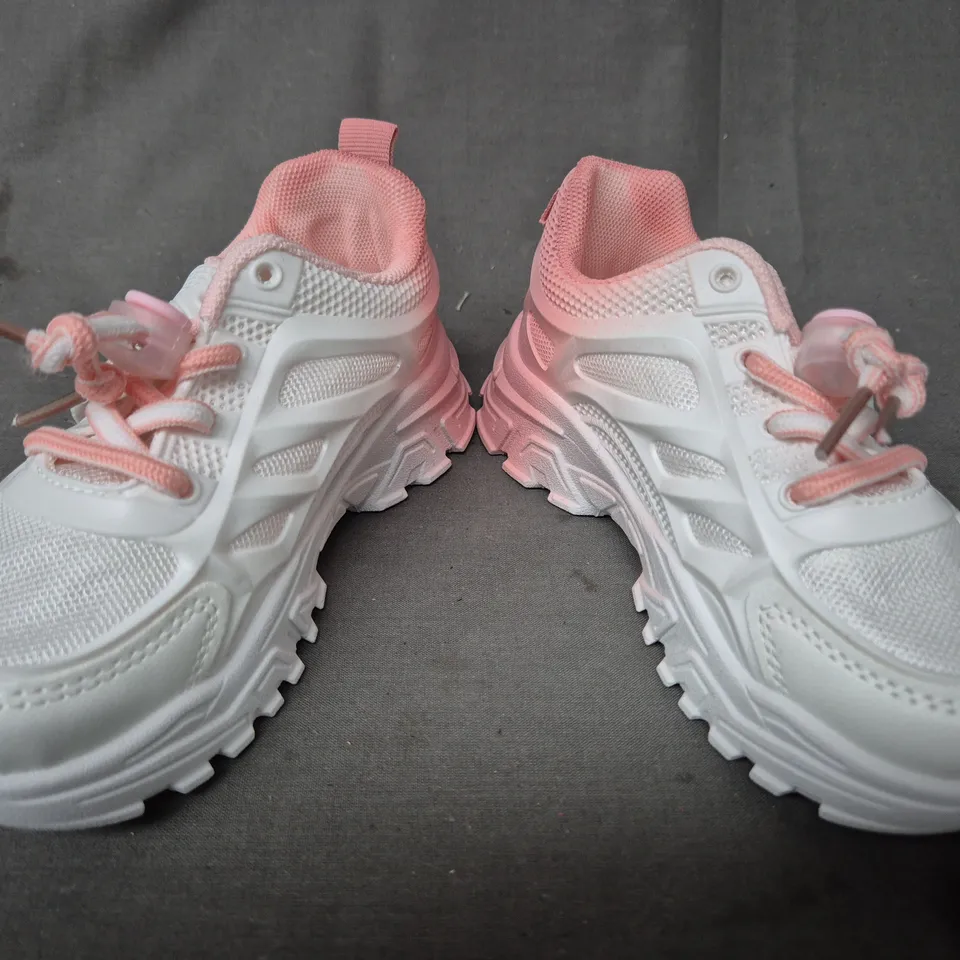 BOXED PAIR OF UNBRANDED KID'S SHOE SIN WHITE/PINK EU SIZE 26