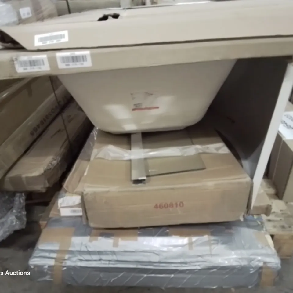 PALLET OF ASSORTED BATHROOM ITEMS, INCLUDING BATH, BATH FRONT, L SHAPED SHOWER BATH SCREEN, 