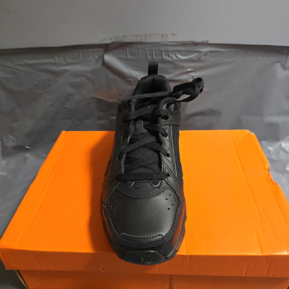 BOXED PAIR OF NIKE DEFYALLDAY TRAINERS - UK SIZE 7