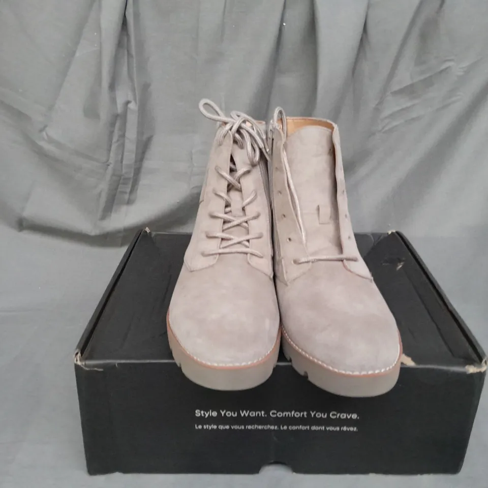 BOXED PAIR OF VIONIC LARSON LACE UP BOOTS SIZE 6.5 