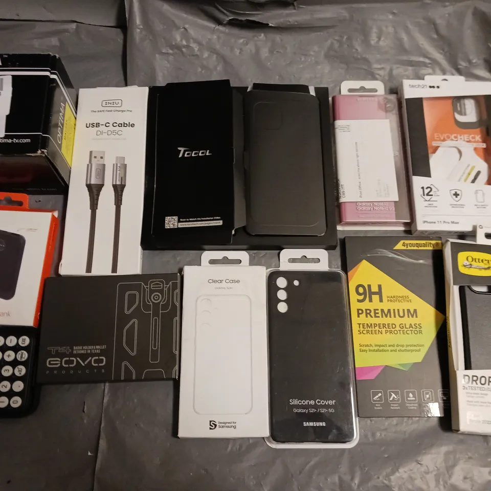 LOT OF APPROXIMATELY 25 ASSORTED ITEMS TO INCLUDE CYGNET POWER BANK, USB-C CABLE AND VARIOUS PHONE CASES